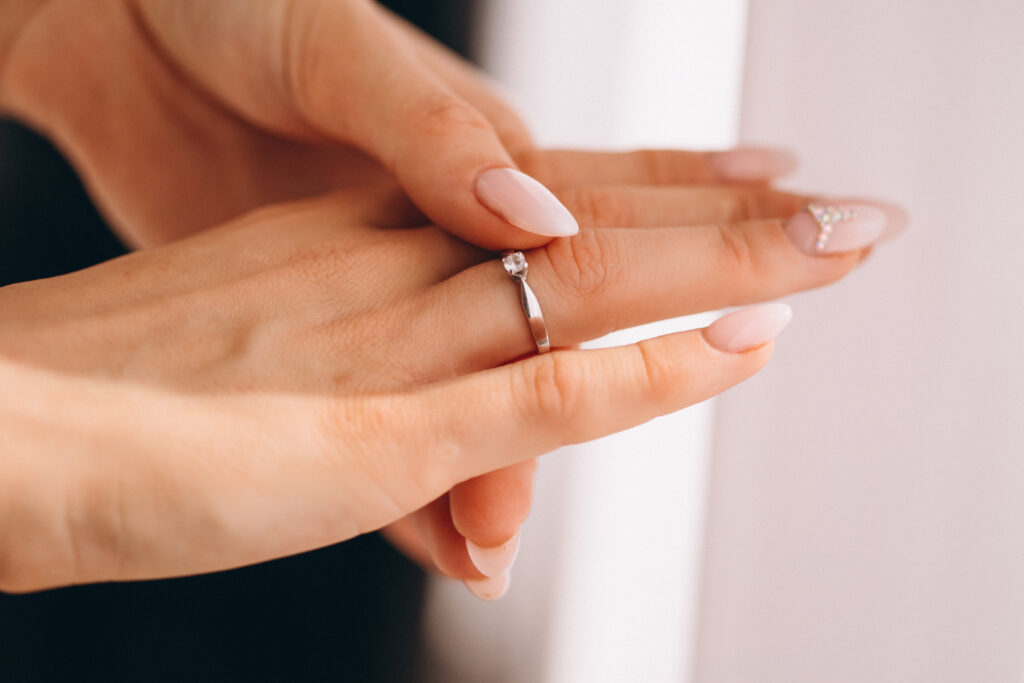 Mãos femininas com um anel solitário