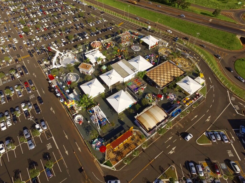 Park de diversões do Gorilão no estacionamento do Novo Shopping