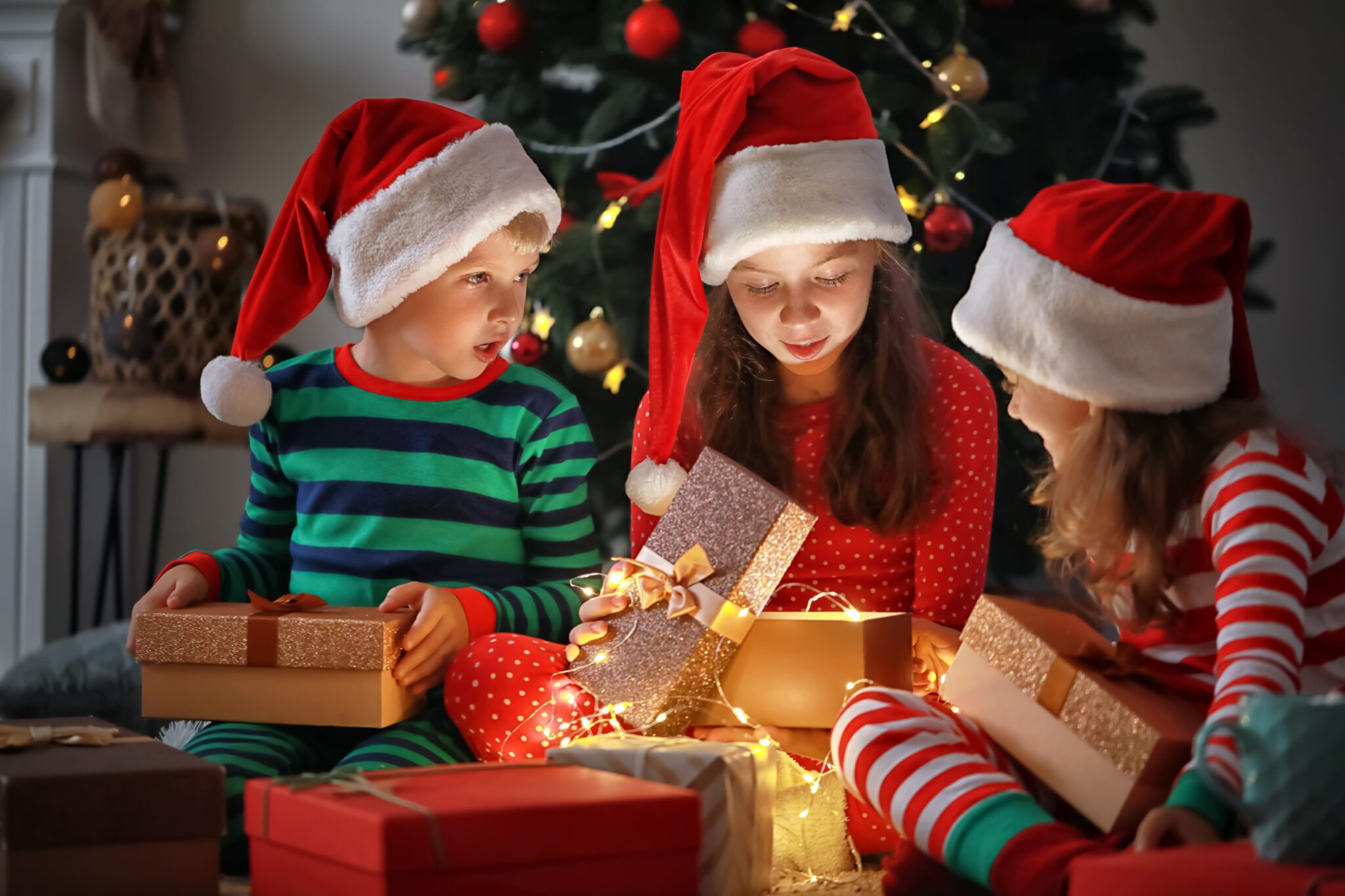 Подарки к рождеству 1997. Дети открывают подарки на новый год. Дети открывают подарки на Рождество. Распаковка подарков Рождество. Дети ищут подарки под елкой.