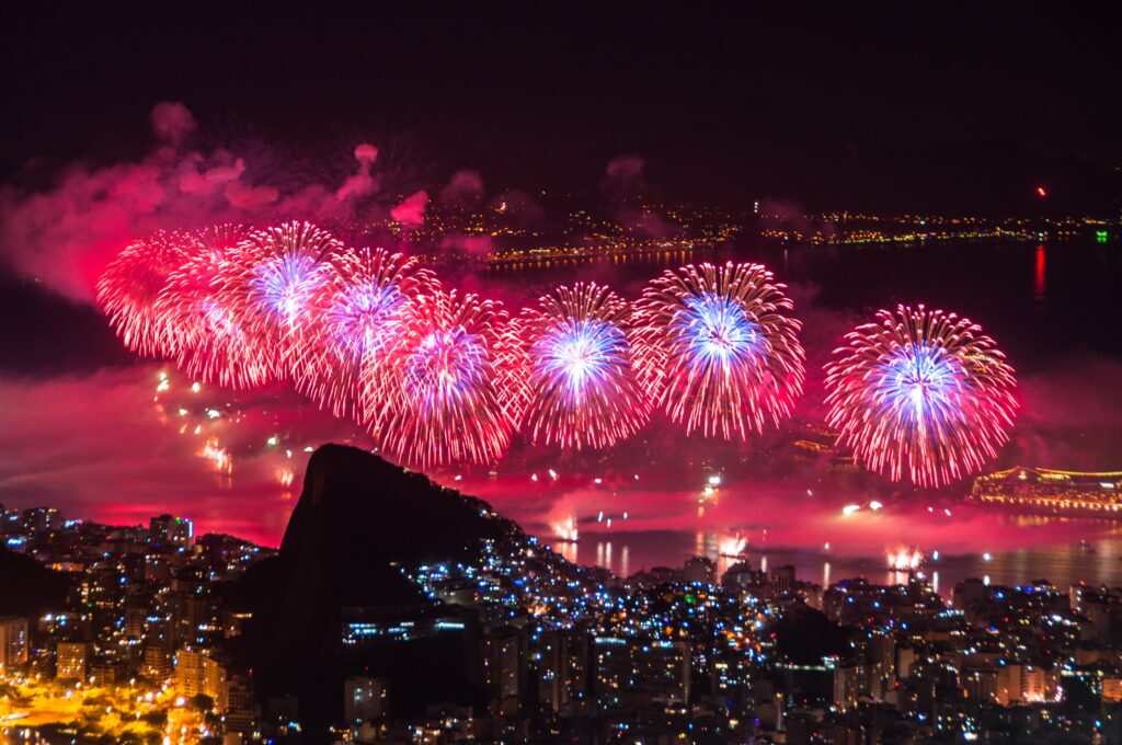 Fogos de artifício no céu

Descrição gerada automaticamente